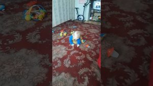 малыш в 9 месяцев играет Ладушки