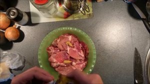 Свиная шейка под луком в духовке.