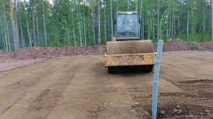 Как делается подушка под фундамент / завершени подушка под фундамент плита/каток тромбует /
