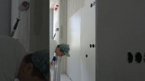 Нанесение гипсовой шпаклевки валиком