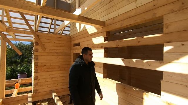 Одноэтажный дом из бруса под усадку. Дом с разноуровневой крышей и большой террасой.