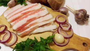 Купите наше сало и горилку