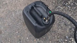 Перекачка солярки из канистры в бак / Pumping diesel fuel from a canister into a tank
