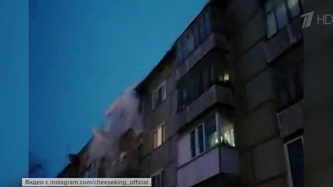 В городе Усинске коммунальщики расчистку крыши жилого дома превратили в настоящий триллер