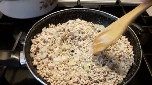 Перловка с луком и грибами запеченная в горшочках в духовке .