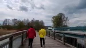 ГЛЯЖУ В ОЗЁРА СИНИЕ,В ПОЛЯХ РОМАШКИ РВУ ЗОВУ ТЕБЯ РОССИЕЮ ЕДИНСТВЕННОЙ ЗОВУ.