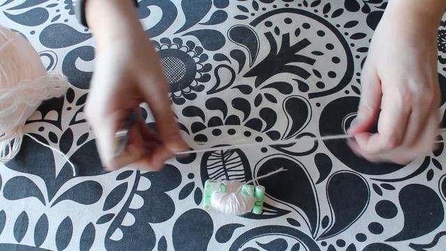 Как сделать помпон на шапку смотреть онлайн