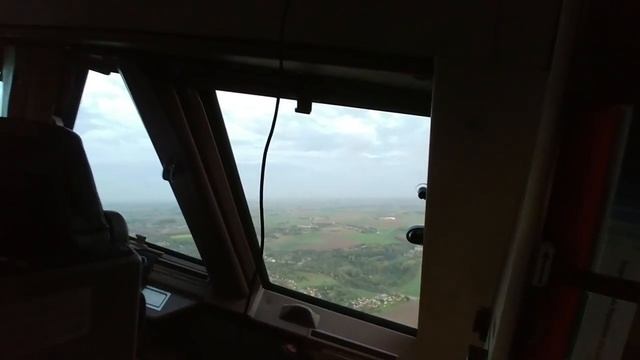 Boeing 747 Красивый взлет большого грузового авиалайнера. Взлетает Самолет вид из кабины пилота