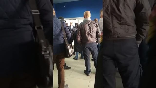 В БАНК  ВТБ   СЕГОДНЯ ВЫСТРОИЛАСЬ ОГРОМНАЯ ОЧЕРЕДЬ/СПБ