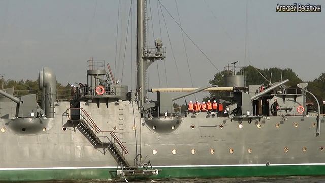 Крейсер Аврора идёт по Неве. смотреть онлайн