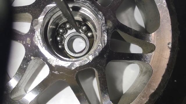 Восстанавливаем подшипник, чтоб выбить внешнее кольцо из колеса смотреть онлайн