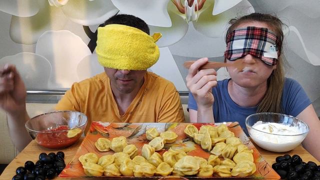 МУКБАНГ ЧЕЛЛЕНДЖ 💥 ПЕЛЬМЕНИ С ЗАКРЫТЫМИ ГЛАЗАМИ | MUKBANG CHALLENGE DUMPLINGS WITH CLOSED EYES смотреть онлайн