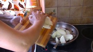 Говядина с грибами, луком ,тушенная в сливках.