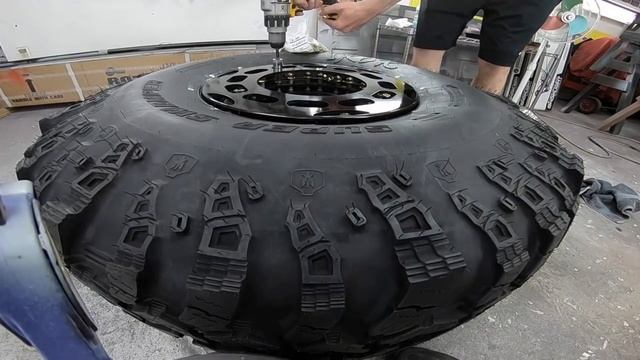 Mounting 39.5x13.50x16.5 IROK tires on recentered trail worthy fab 24 bolt bead lock wheels 4/5/18 смотреть онлайн