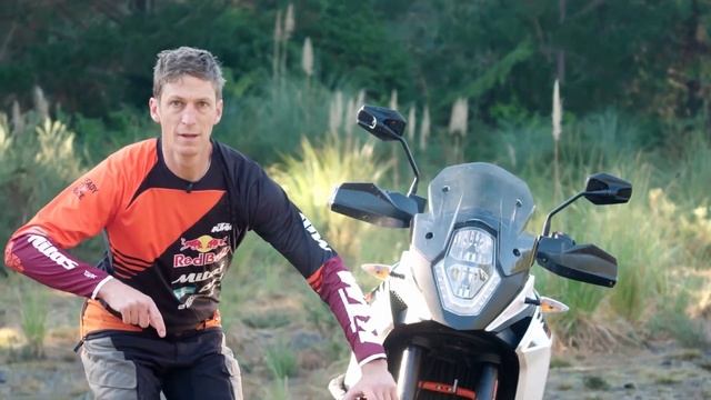 Уроки Криса Берча. Часть 2. Ускорения, торможения, повороты, подъемы, спуски, как поднять мотоцикл. смотреть онлайн