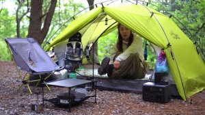 Маленькая уютная палатка в горах