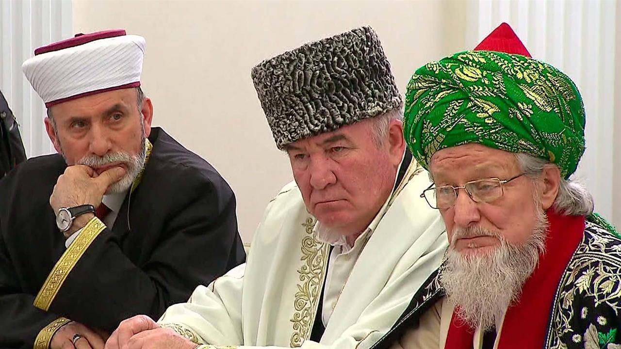 В Казани президент обсудил с духовными лидерами му...н формирование системы религиозного образования