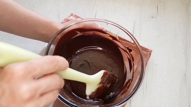Чёрный крем для выравнивания торта