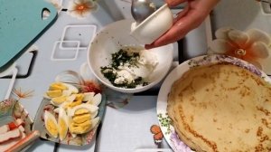 Роллы из блинов с крабовыми палочками.