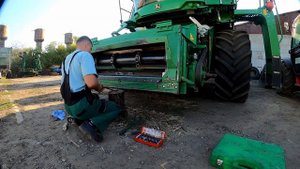 Устранения люфтов на поворотной рамке наклонной камеры комбайна John Deere W660!