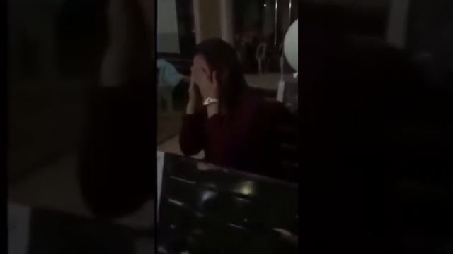 Ребенок будит скорбящую мать, белый шар летит к скорбящей матери и крутиться вокруг нее. смотреть онлайн