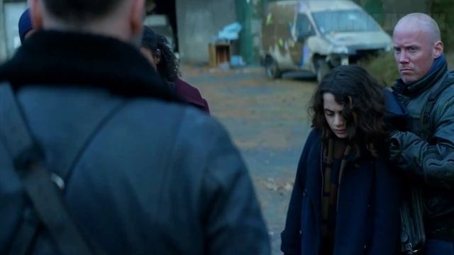 Дэрил Диксон противостоит куче кислотных зомби во Франции смотреть онлайн