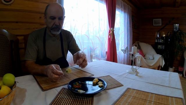 Канапе с сыром, мармеладом и лимоном