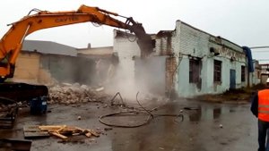 Демонтаж завода светотехники экскаватором с гидроножницами!