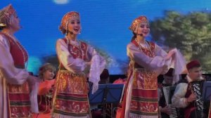 “Тень над водою” – русская народная песня. Исполняет Арина Трофимова и женский хор