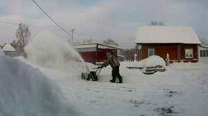Снегу навалило.Чистим снег Снегоуборщиком.