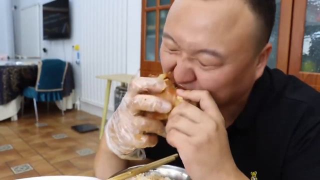 With 10 pounds of beef ribs, Aqiang made a braised beef rib. The meat was flavorful and chewy смотреть онлайн