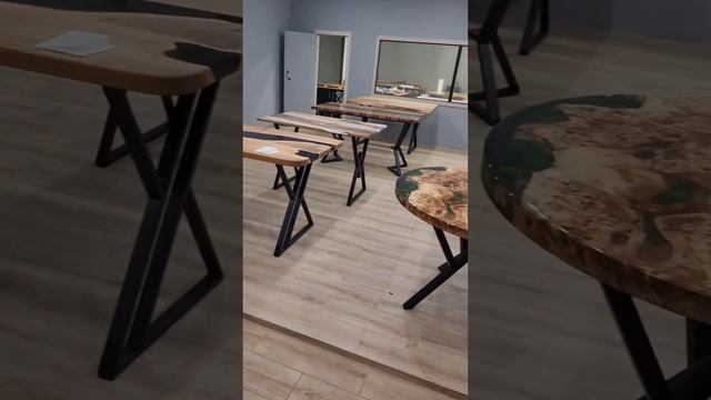 дизайнерский стол из массива и эпоксидной смолы, стол из слэба карагача и смолы, стол река