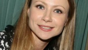 Вышла замуж за ровесника сына и родила в 46 лет. Актриса Мария Миронова