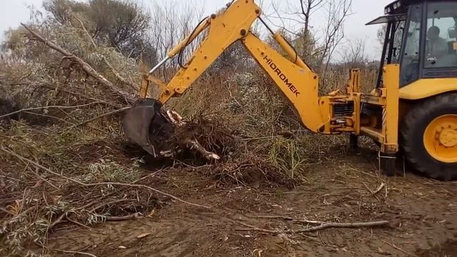 Уборка участка, трактор против... смотреть онлайн