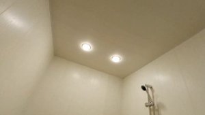 ? Потолок в душевой из ПВХ панелей. Использовал степлер для монтажа. | Строю САМ
