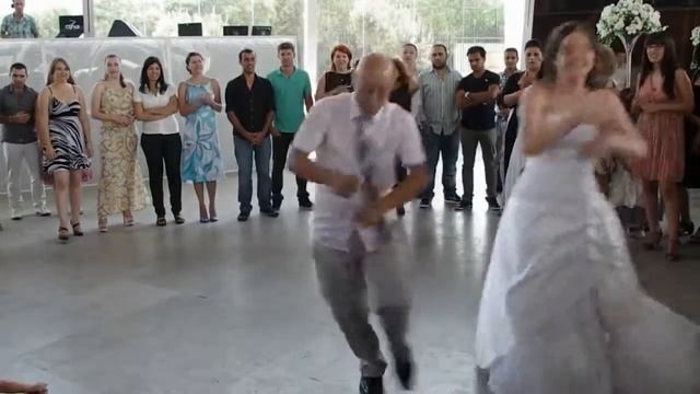 оригинальный подарок на свадьбу. Классный танец молодых! смотреть онлайн