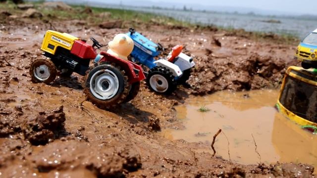 Школьный автобус застрял в луже, минитракторы спасают смотреть онлайн