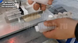 Машина для закручивания крышек с резьбой на квадратных флаконах. Укупорочное оборудование