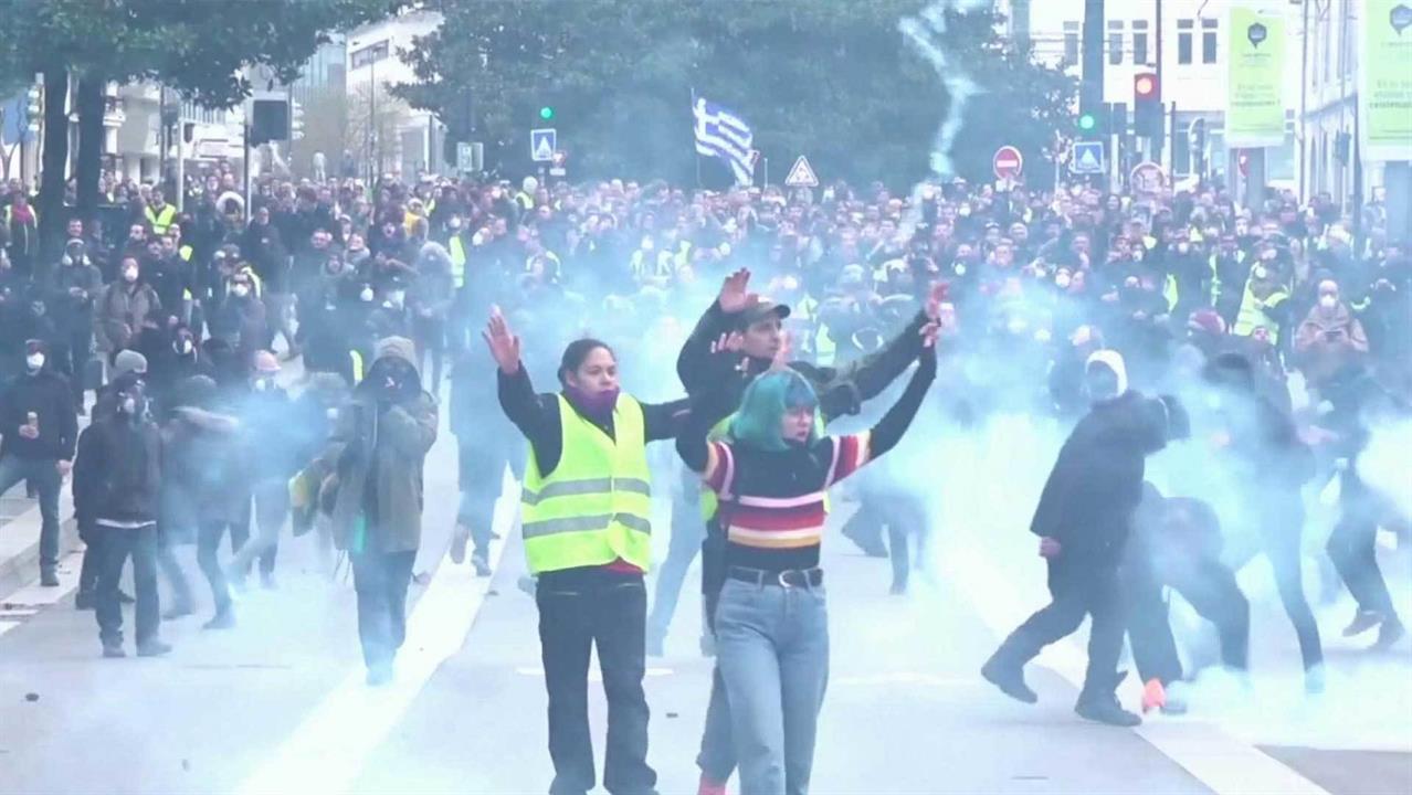 Во Франции более 50 тысяч активистов движения "желтые жилеты" приняли участие в манифестациях