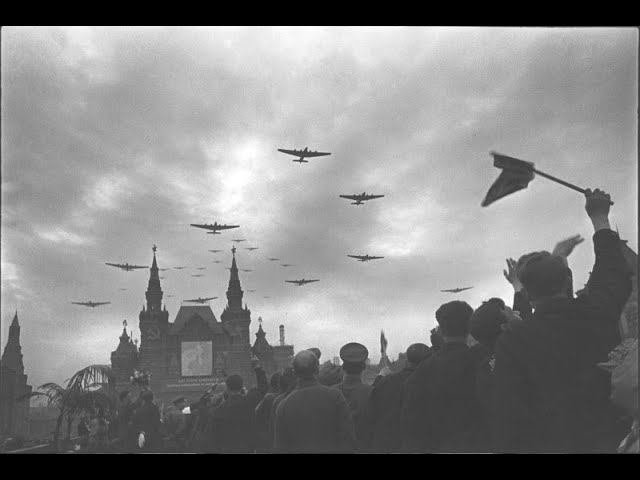 Чествование челюскинцев на Красной площади в Москве. 19 июня 1934 года