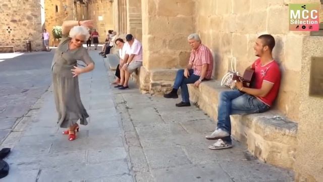 An Amazing Singer and Lady | Flamenco in the Street смотреть онлайн