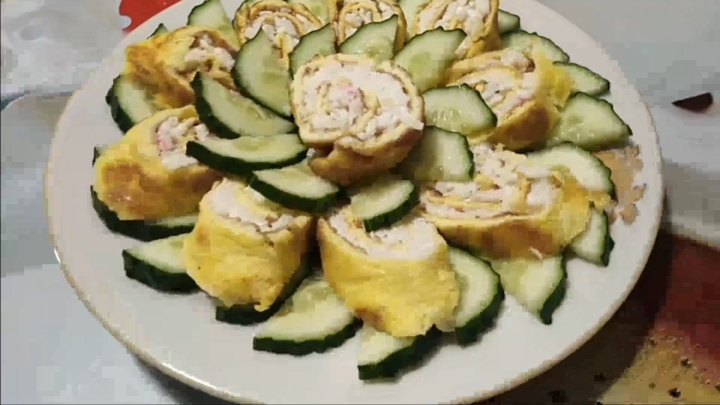 Рулетики  из яичных блинчиков. Быстрая и вкусная  закуска на праздничный стол