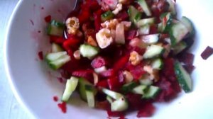 Сыроедческий салат из свеклы