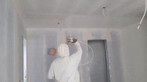 Безвоздушная покраска стен и потолка в квартире с помощью окрасочного аппарата и краскопульта Graco
