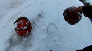 Замена вентиля на газовом баллоне под давлением.