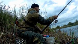 Ловля плотвы.Зленная плотва путает снасти.Ловля плотвы осенью на маховую удочку.