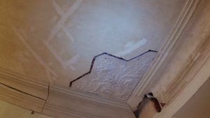 12. Установка и монтаж оставшейся гипсовой лепнины. Розетка, декоративные углы, карнизы ( молдинги