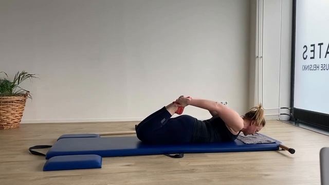 Keinu matolla | Rocking on the mat | Pilates Power House Helsinki