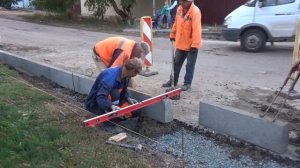 Установка бордюрного камня на перекрёстке дорог К.Маркса - Бирюкова. Гвардейское - Крым