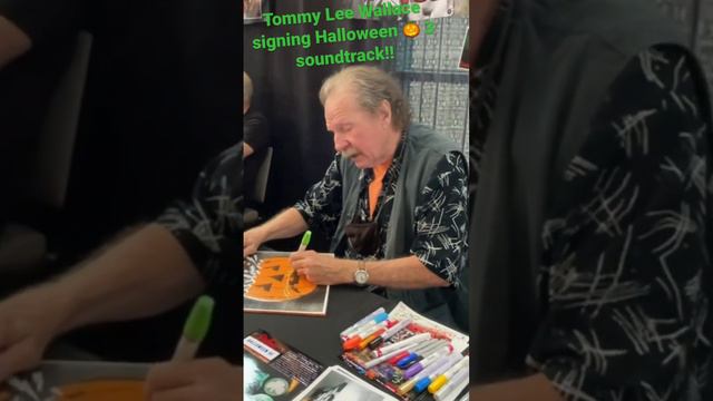 Tommy Lee Wallace signing Halloween 3 vinyl soundtrack!! #halloween3 #autographs #vinyl #soundtrack